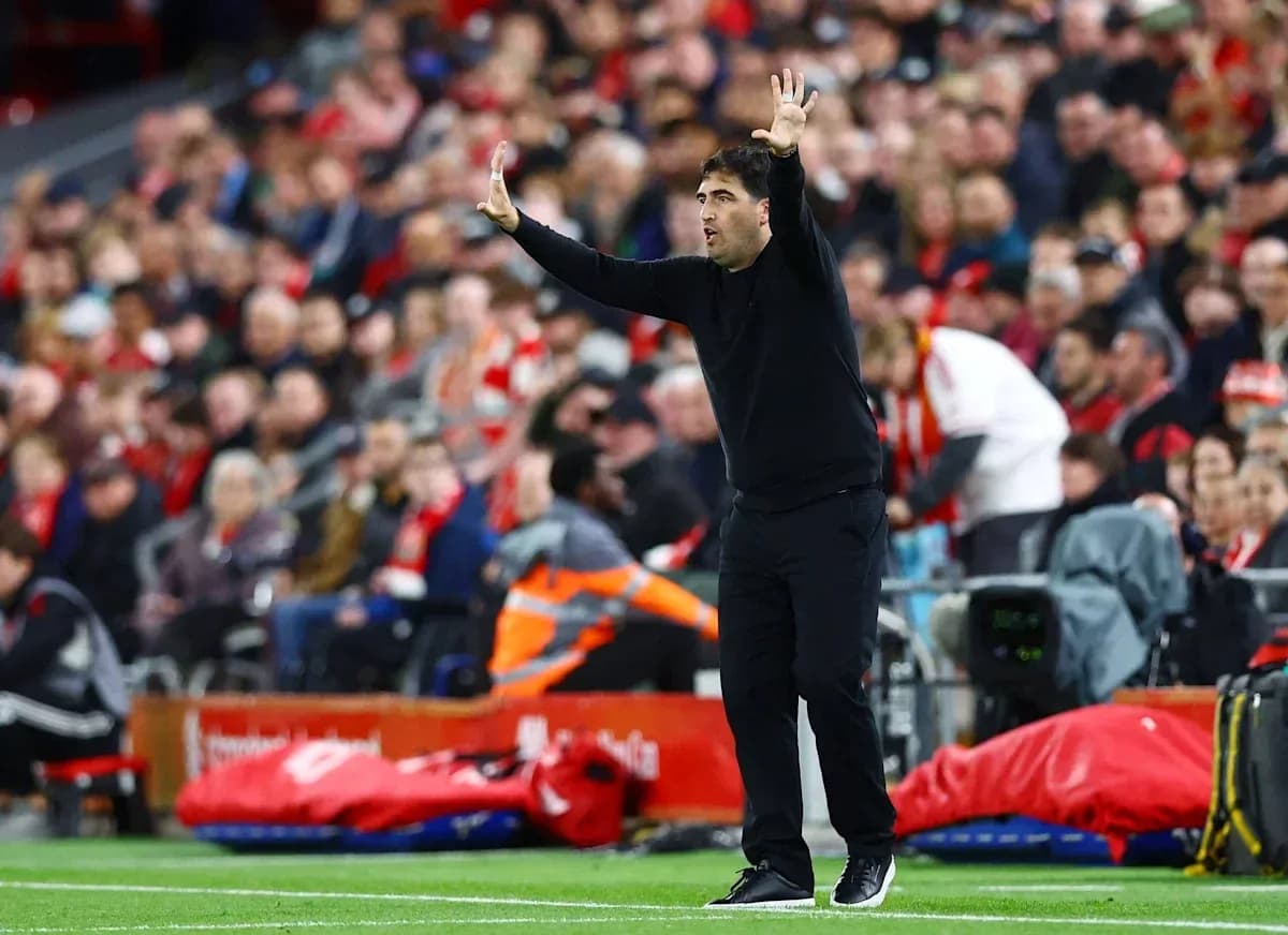 Entrenador gesticulando durante el partido en el estadio