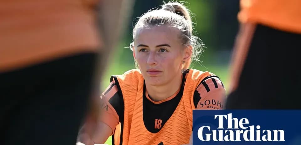 Jugadora en sesión de entrenamiento con equipamiento naranja