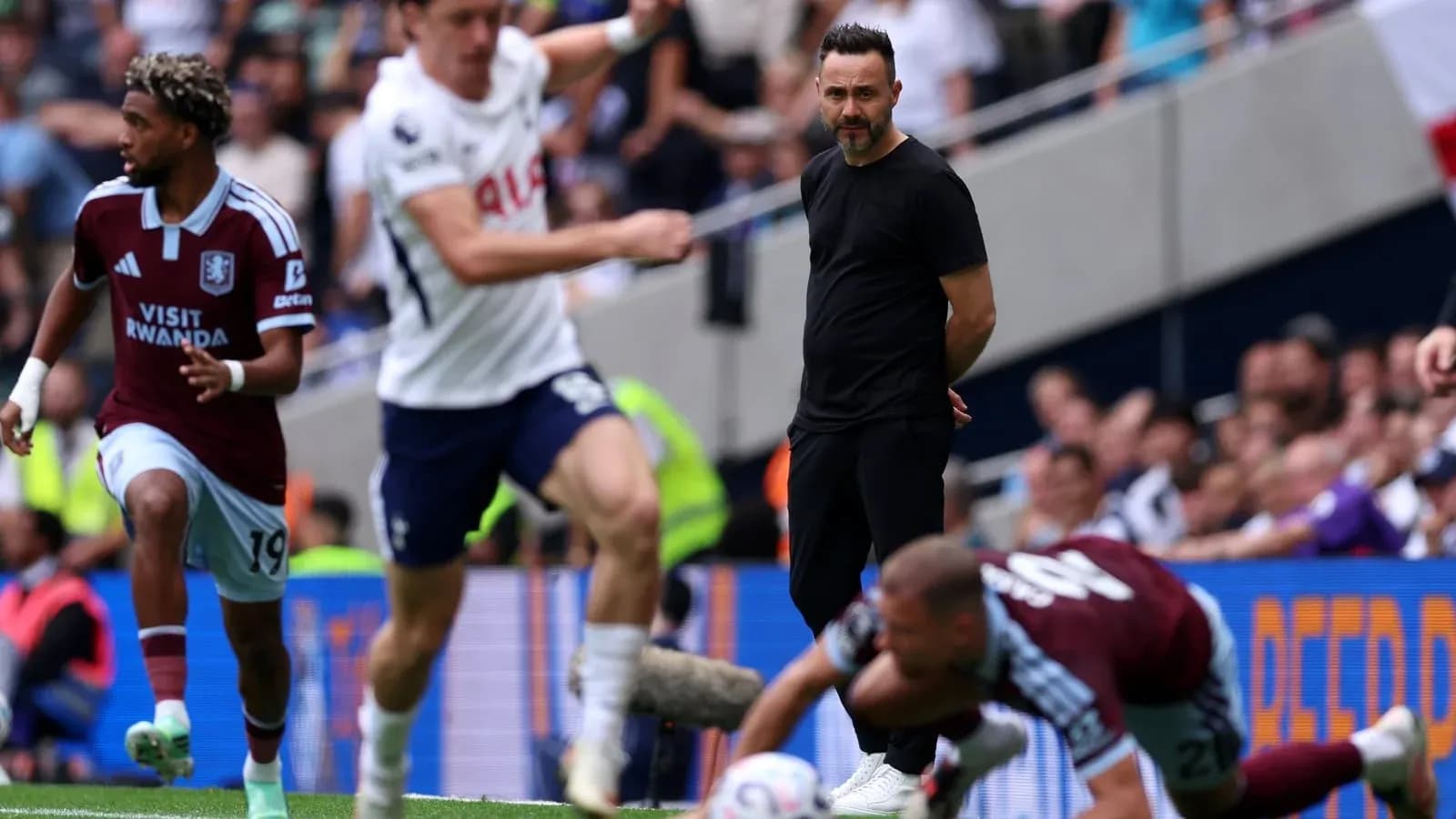Jugadores de Aston Villa y Tottenham en acción durante el partido