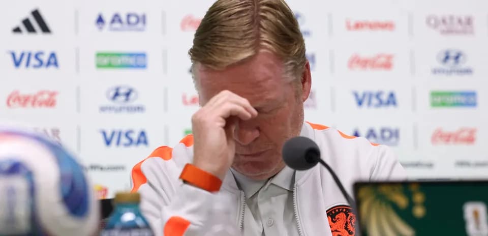 Entrenador en conferencia de prensa, con la cabeza agachada