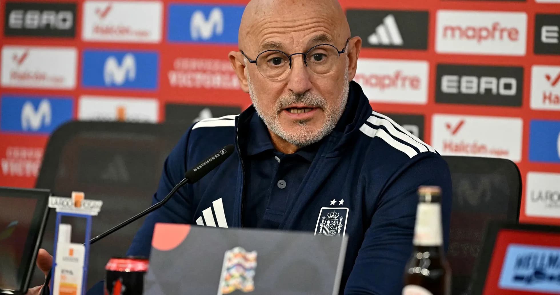 Entrenador hablando en rueda de prensa