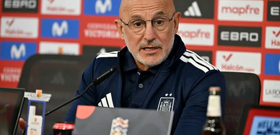 Entrenador hablando en rueda de prensa