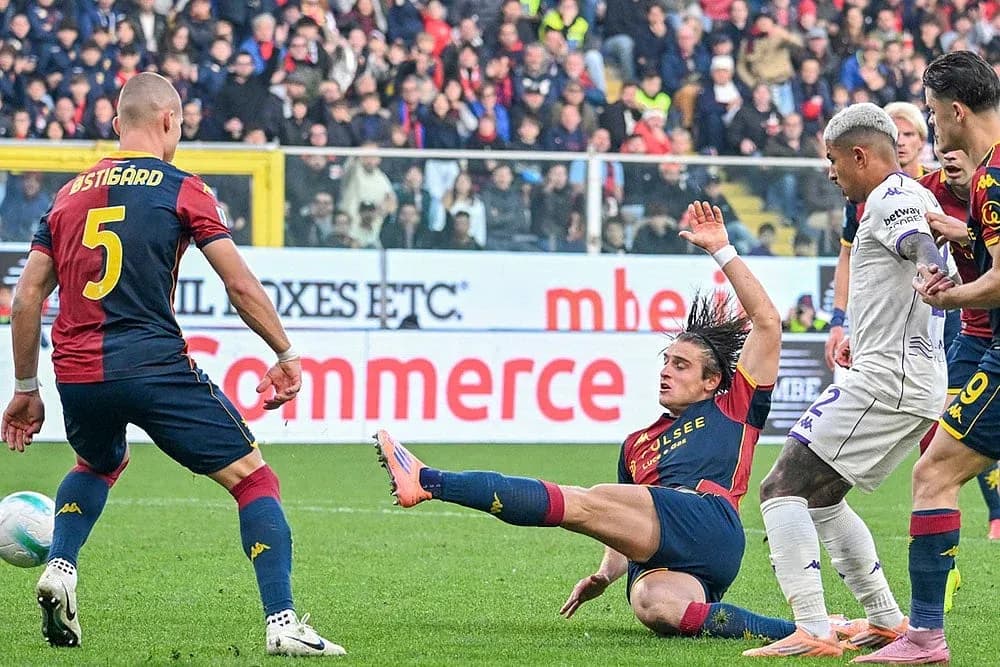 Acción durante el partido Fiorentina vs Genoa