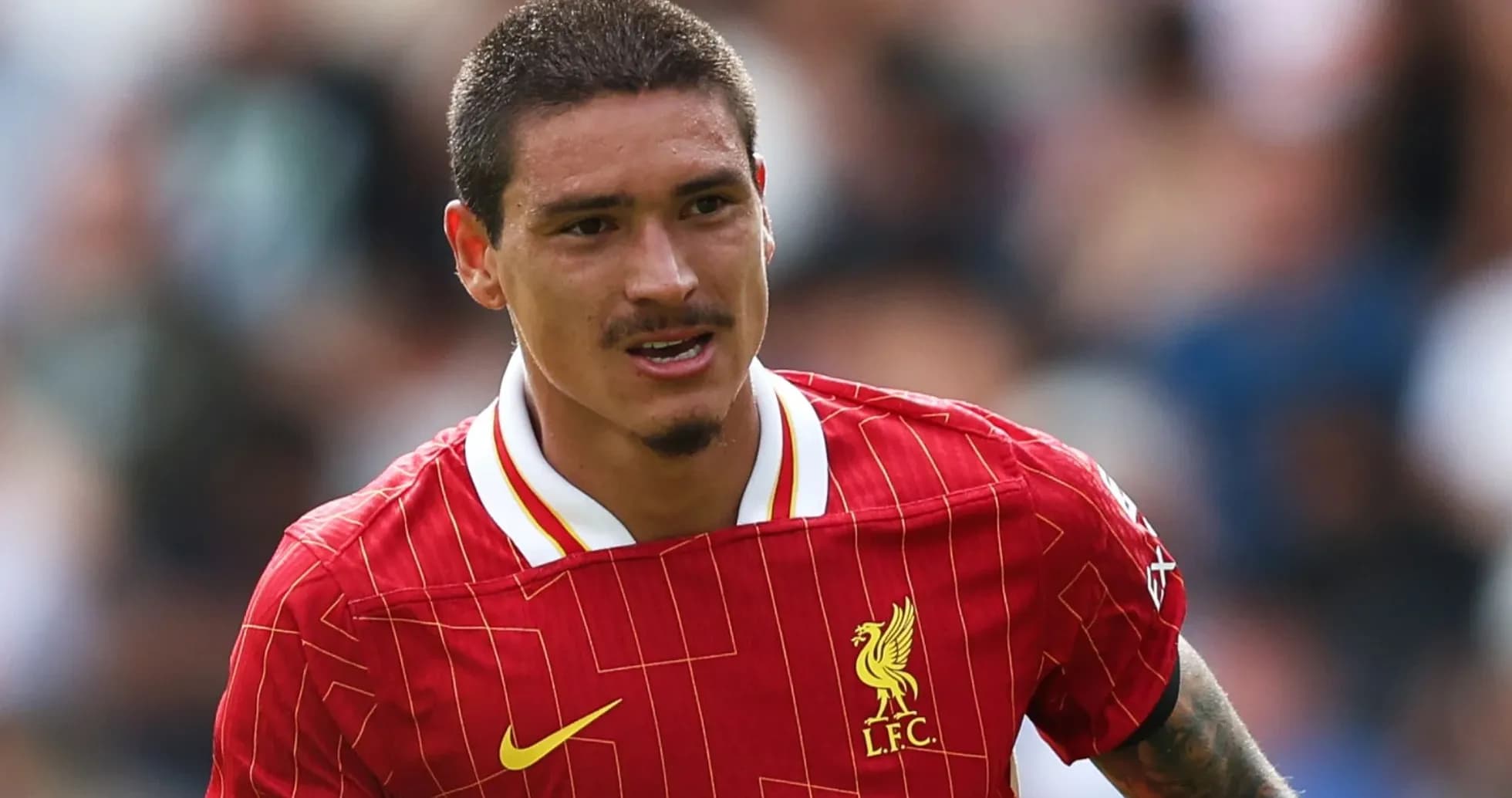 Jugador de Liverpool corriendo durante un partido