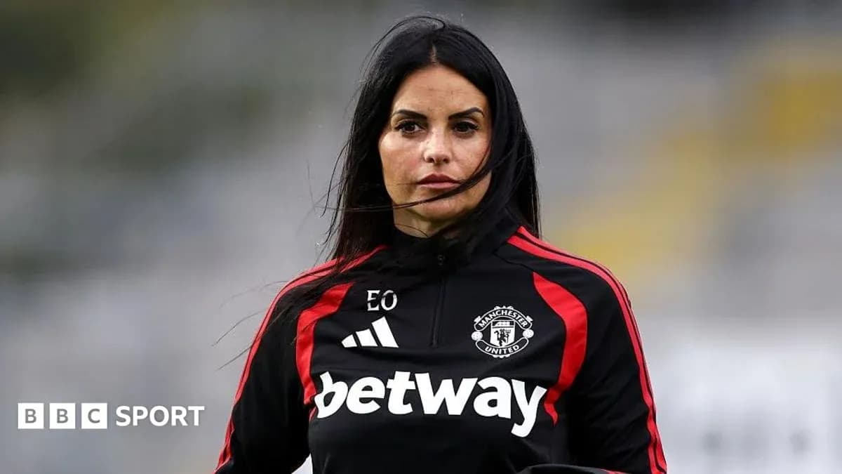 Entrenadora de Manchester United en el campo