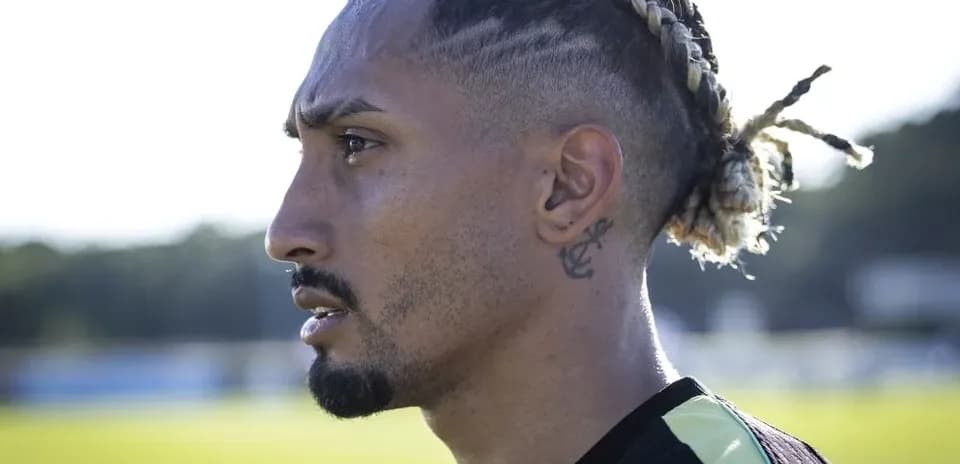 Jugador de fútbol posando en el entrenamiento