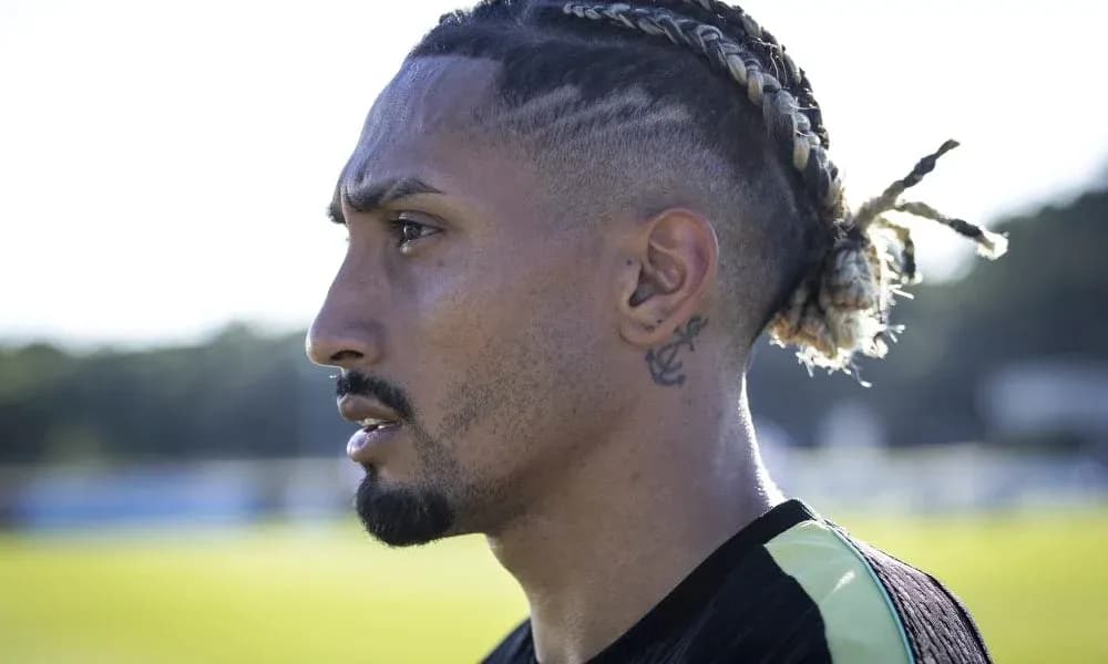 Jugador de fútbol posando en el entrenamiento