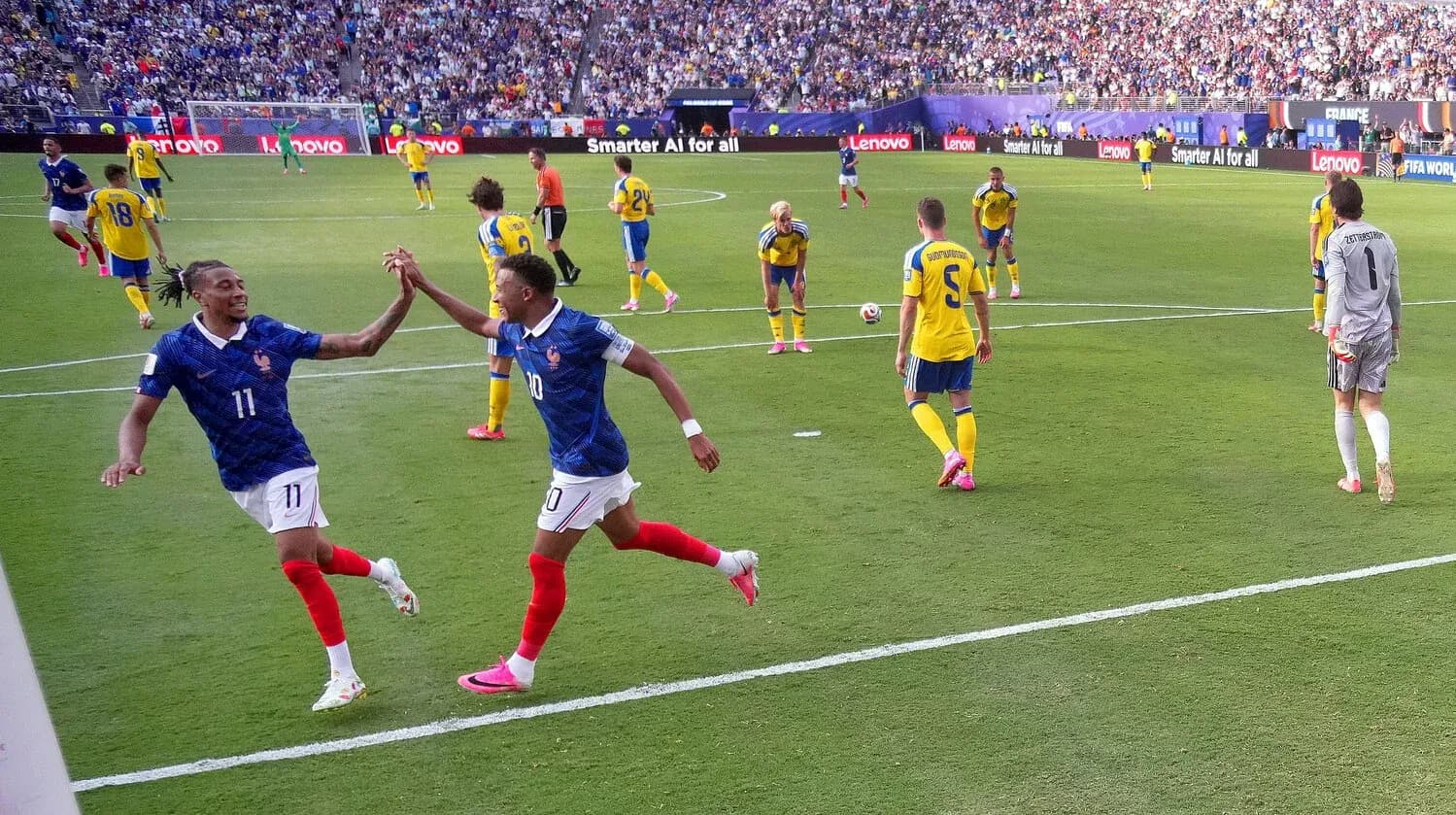Jugadores de Francia celebrando un gol contra Suecia