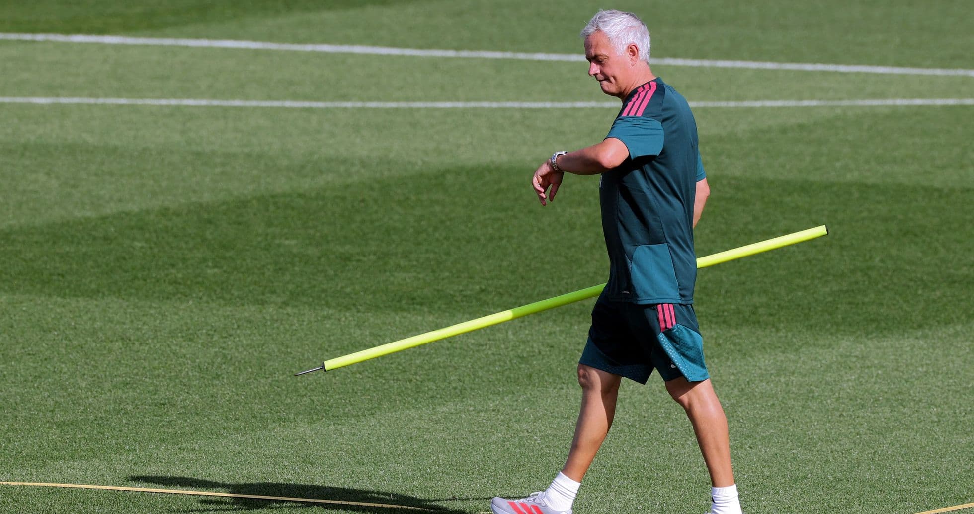 Entrenador caminando en el campo de entrenamiento