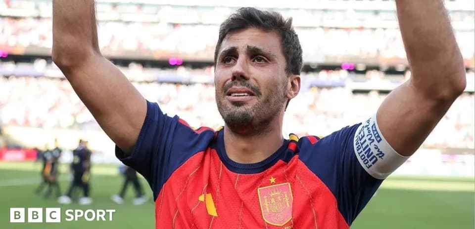 Jugador español levantando los brazos en celebración