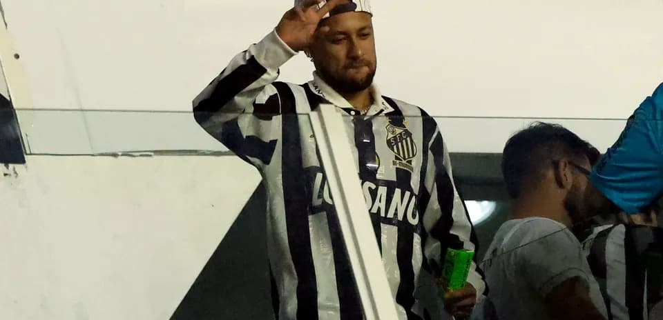 Jugador saludando desde un palco en el estadio