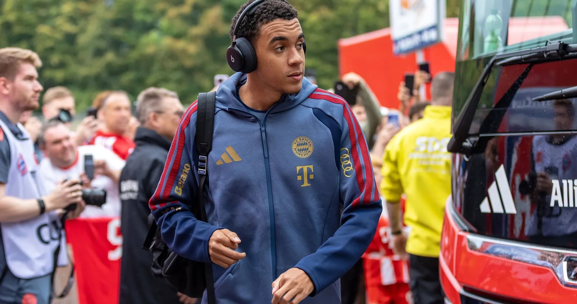 Jugador de Bayern Múnich llegando al autobús del equipo