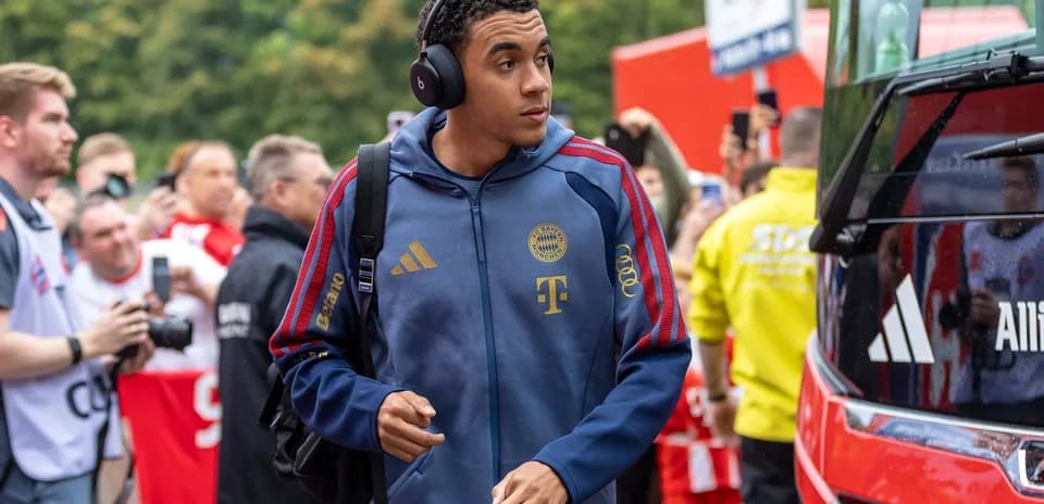 Jugador de Bayern Múnich llegando al autobús del equipo