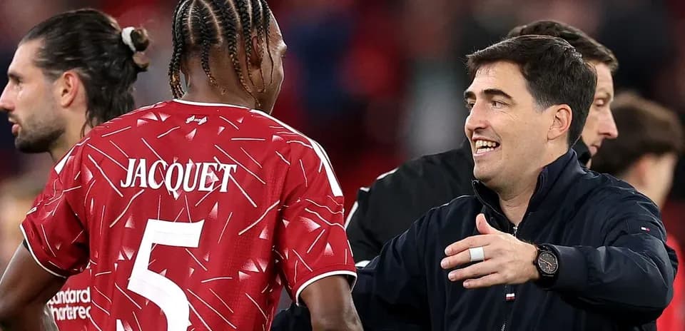 Entrenador hablando con jugador Jacquet tras partido