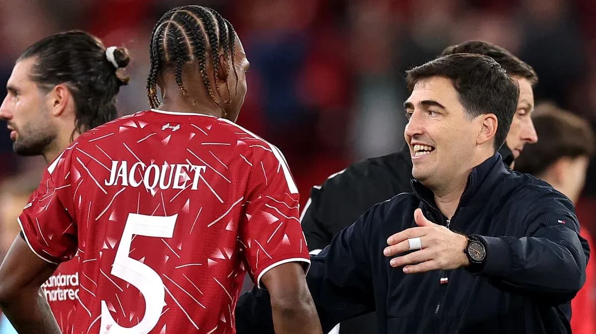 Entrenador hablando con jugador Jacquet tras partido