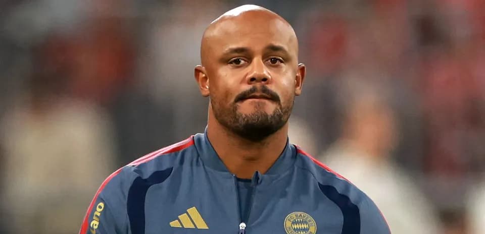 Entrenador de fútbol en chaqueta del Bayern Múnich