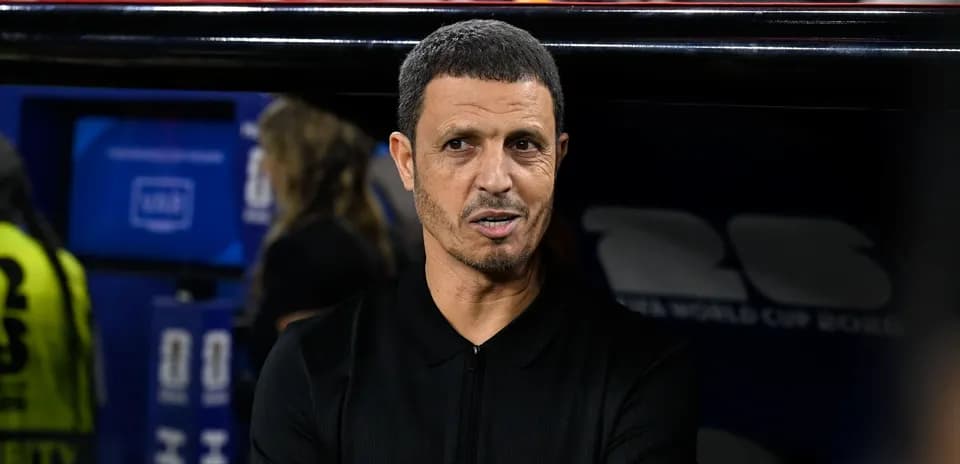 Entrenador en el banquillo durante un partido