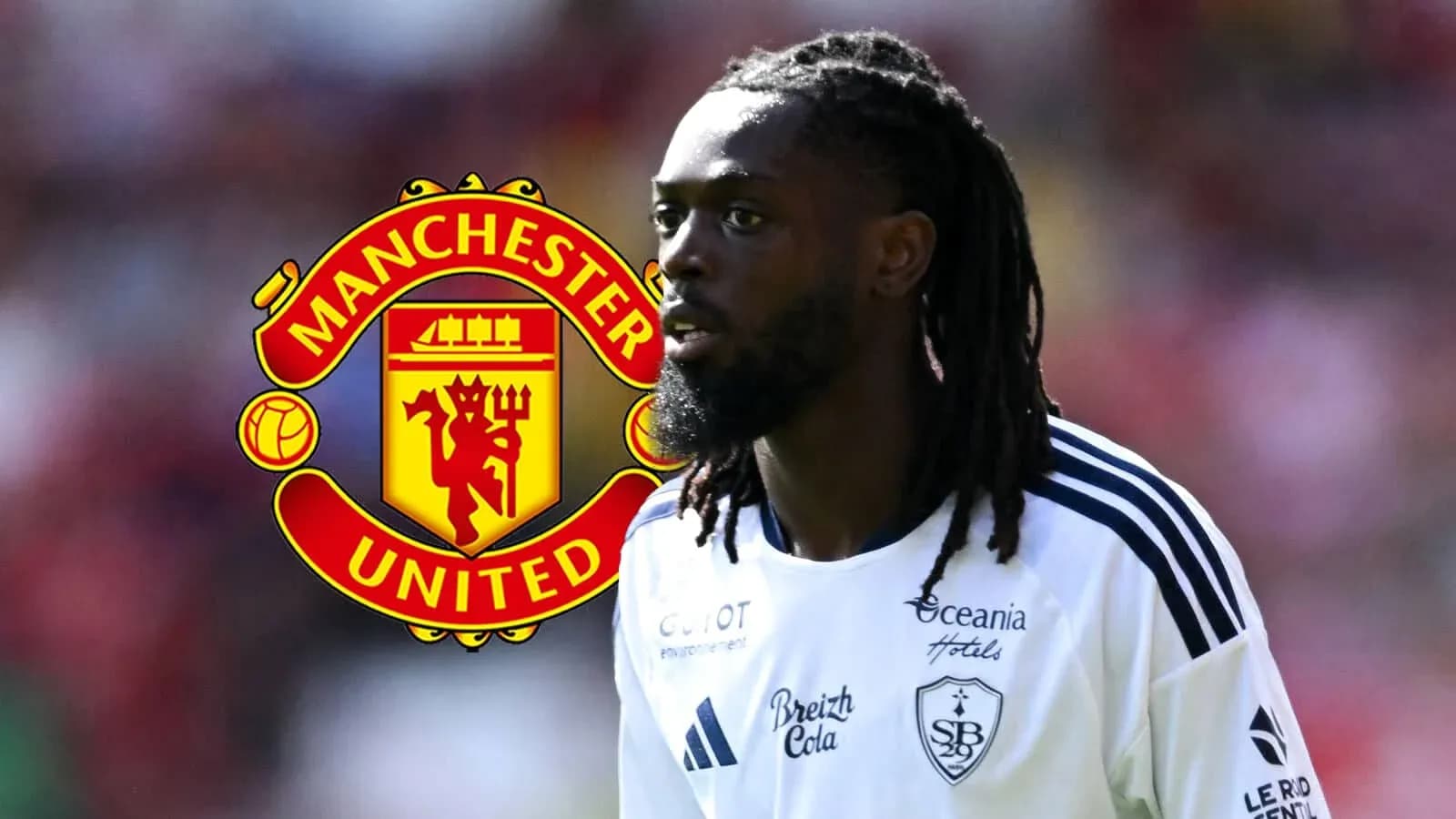 Jugador en primer plano con escudo de Manchester United