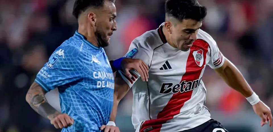 Jugadores de Atlético Tucumán y River Plate compitiendo