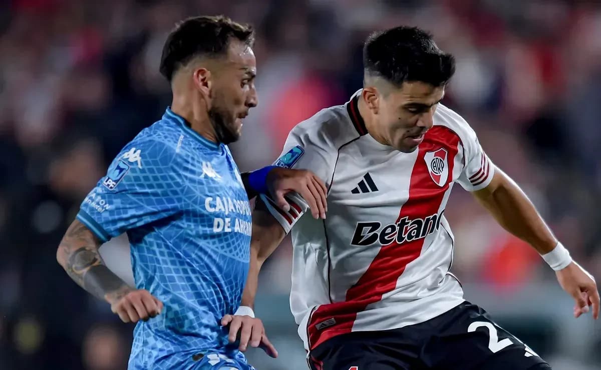 Jugadores de Atlético Tucumán y River Plate compitiendo