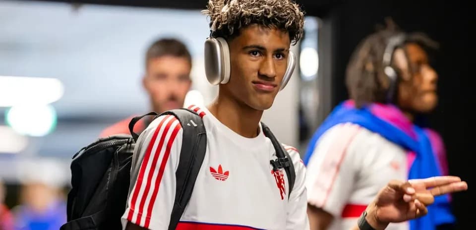 Jugador entrando con auriculares antes del partido