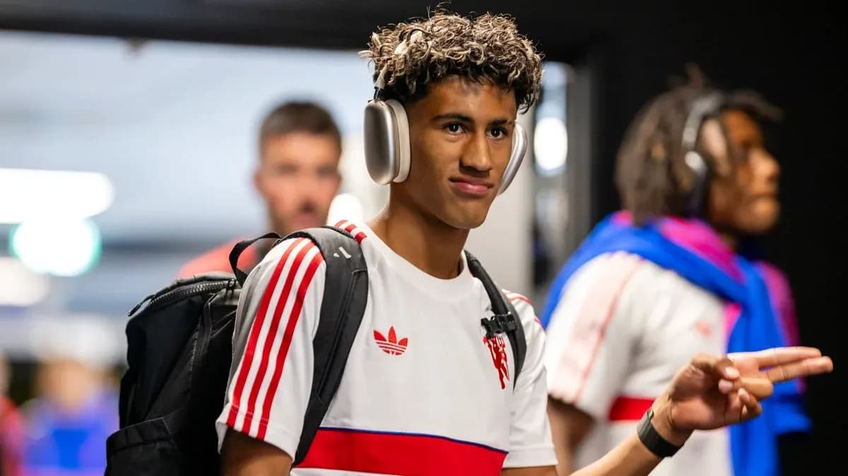 Jugador entrando con auriculares antes del partido