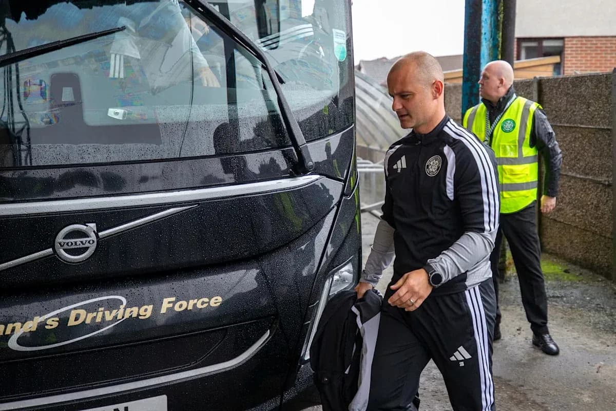 Entrenador llegando al autobús del equipo