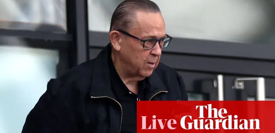 Hombre saliendo de un edificio con gafas oscuras