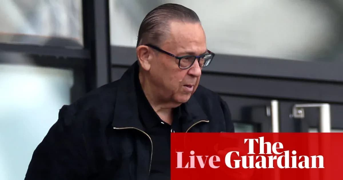 Hombre saliendo de un edificio con gafas oscuras