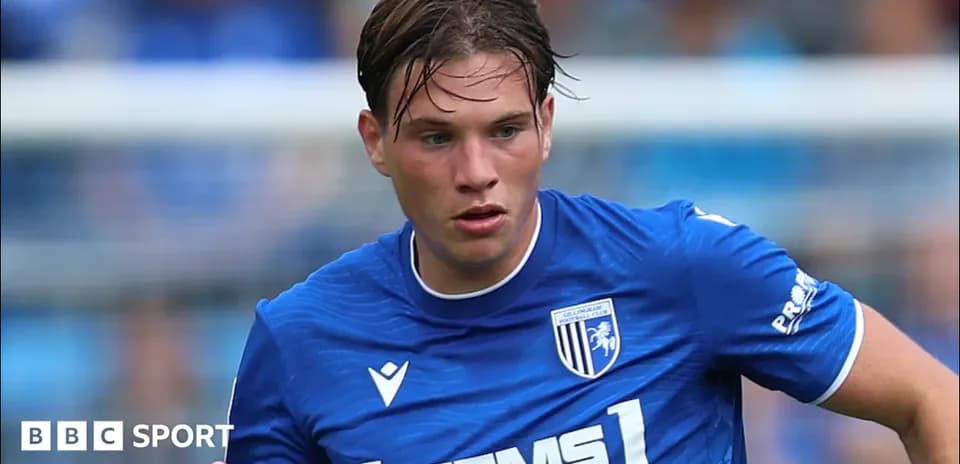 Jugador de Gillingham FC corriendo con balón