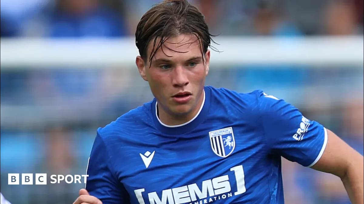 Jugador de Gillingham FC corriendo con balón