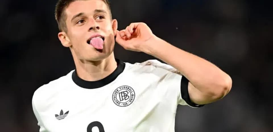 Jugador de Alemania celebrando en el campo de fútbol
