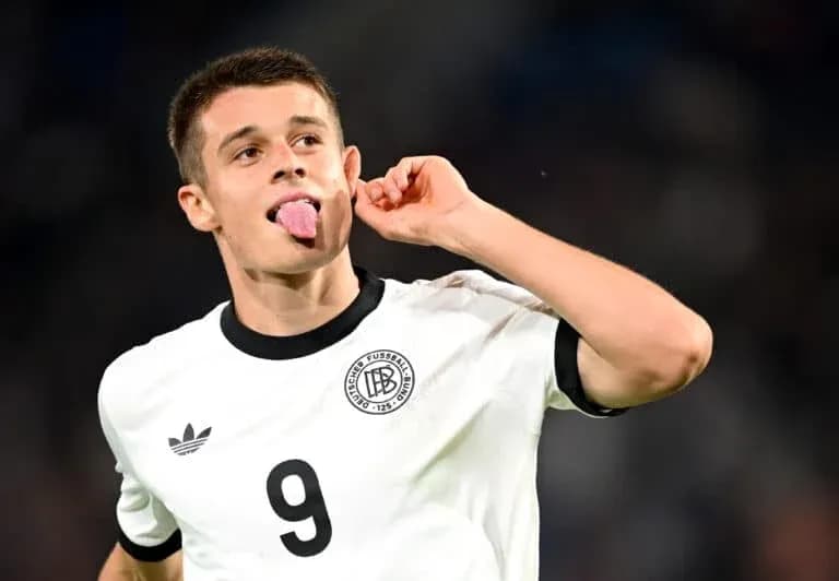 Jugador de Alemania celebrando en el campo de fútbol