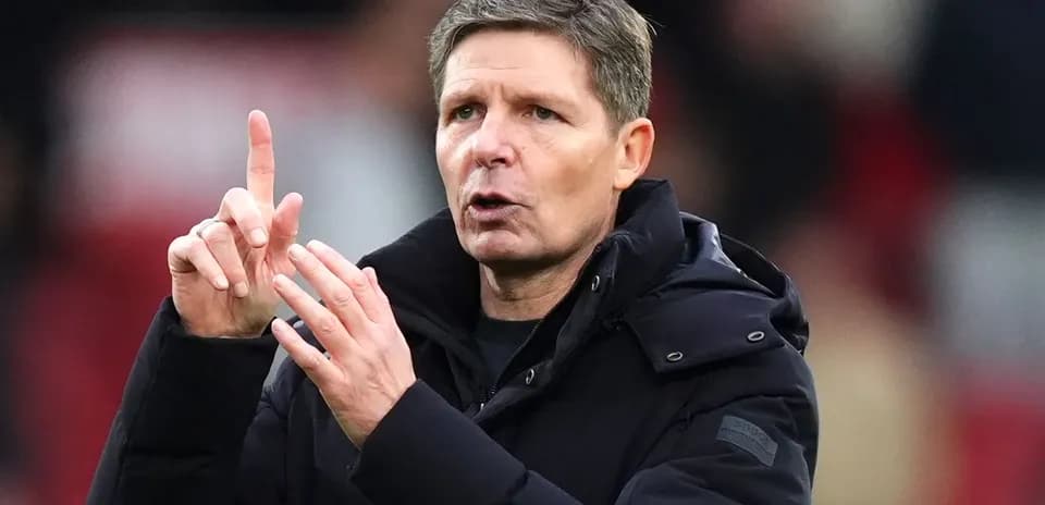 Entrenador gesticulando durante un partido