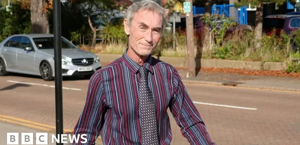Hombre caminando por la calle con camisa a rayas