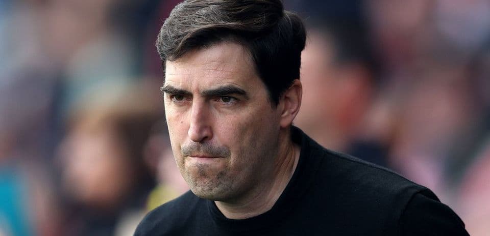 Entrenador observando desde la línea de banda