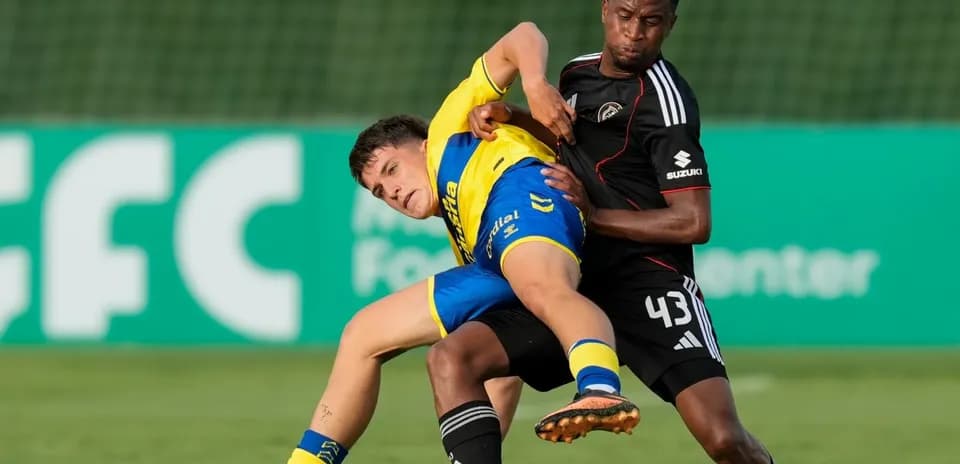 Jugador en disputa de balón durante un partido de fútbol