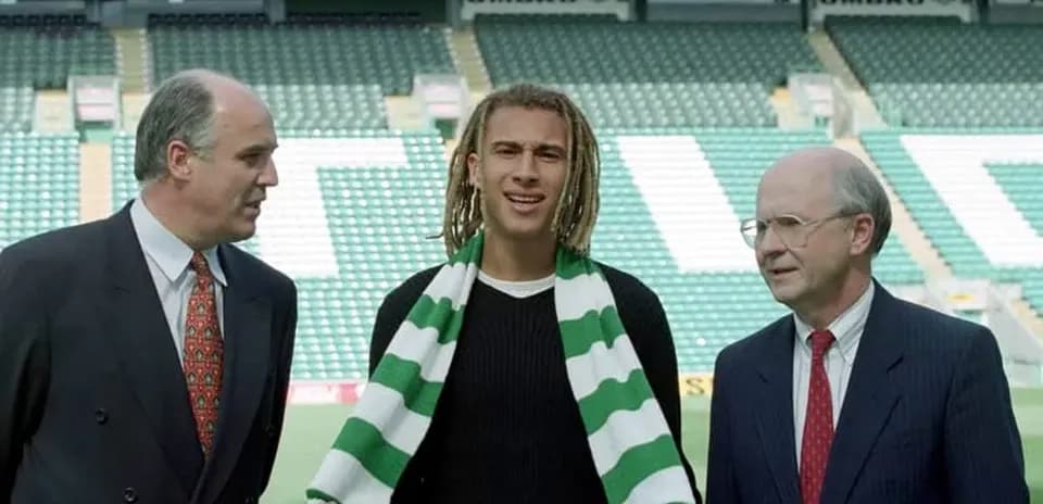 Presentación de jugador en el estadio con directivos