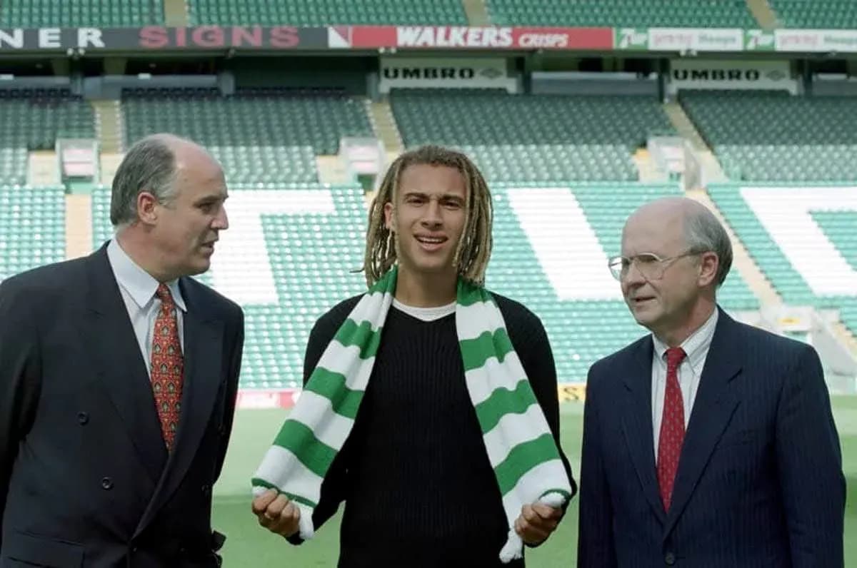 Presentación de jugador en el estadio con directivos