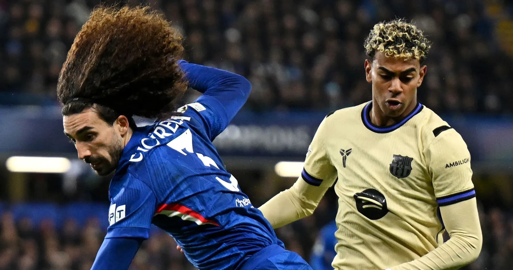 Dos jugadores compitiendo por el balón en el partido