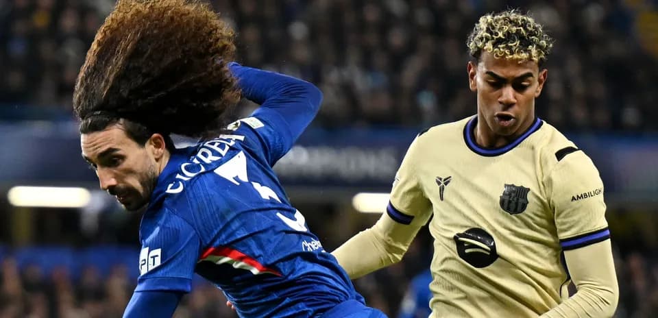 Dos jugadores compitiendo por el balón en el partido