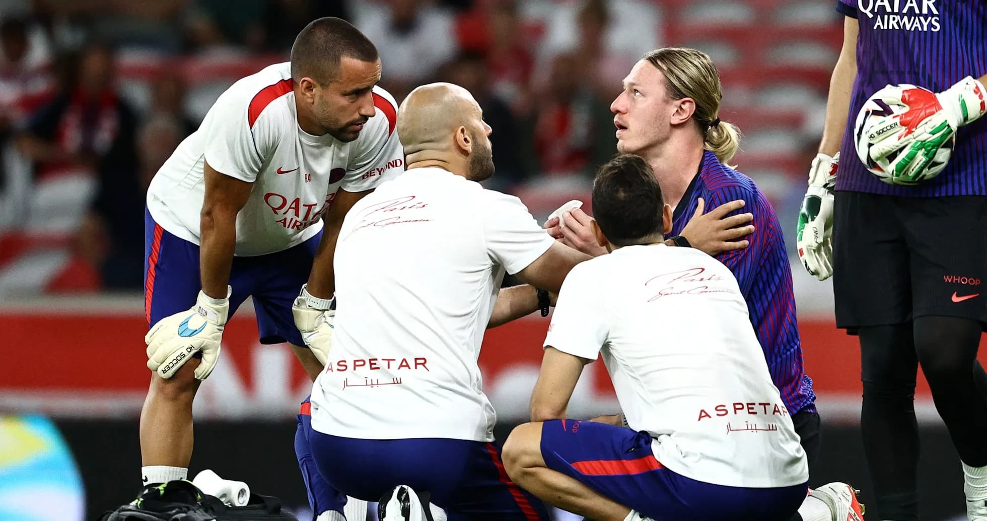 Jugadores y personal médico atendiendo a un jugador lesionado