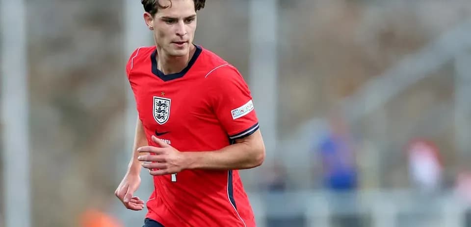 Jugador de Inglaterra corriendo en el campo