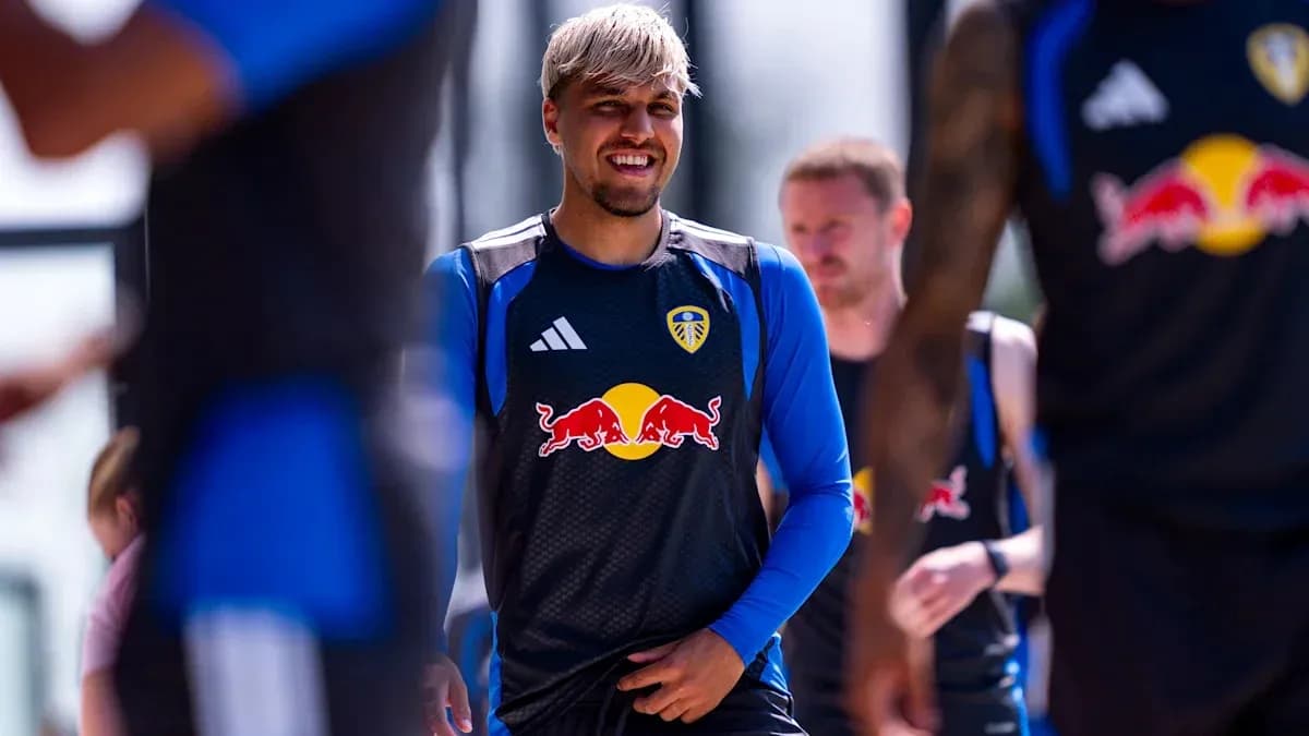Jugador de Leeds United entrenando en sesión de práctica