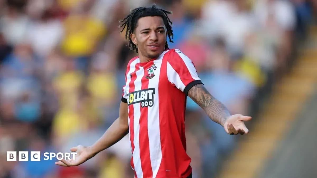 Jugador de Southampton gesticulando durante un partido