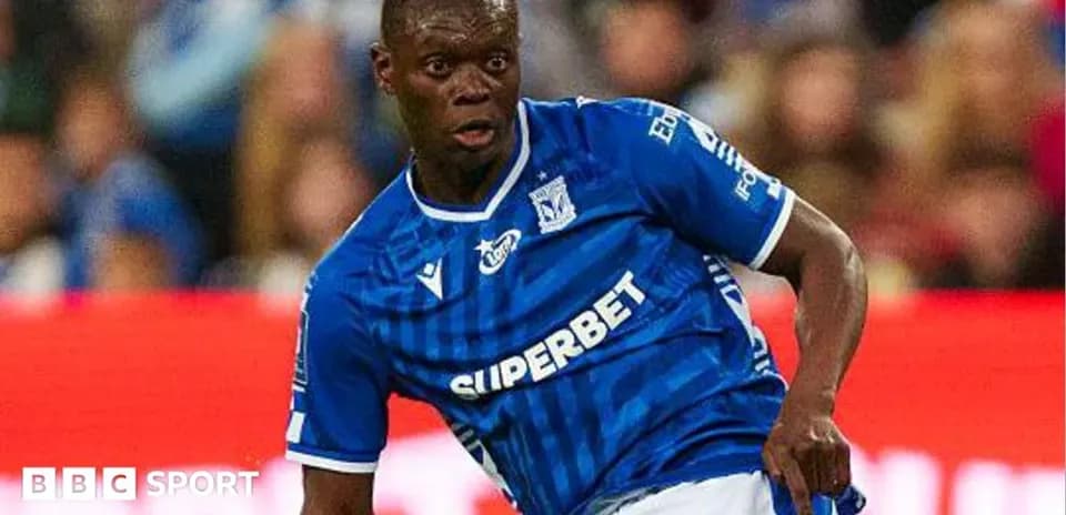 Jugador con camiseta azul de SUPERBET en acción