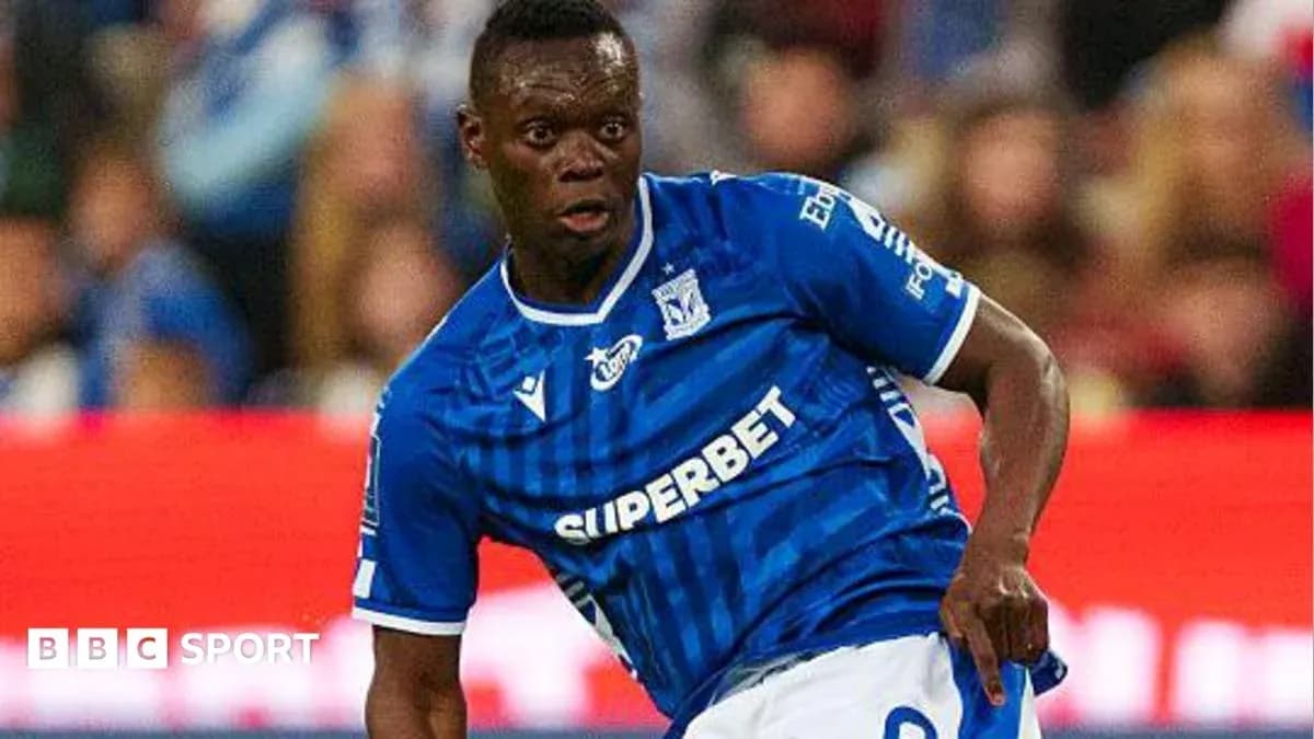 Jugador con camiseta azul de SUPERBET en acción