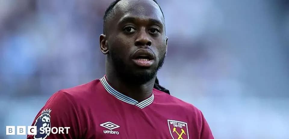 Jugador de West Ham en el campo durante partido