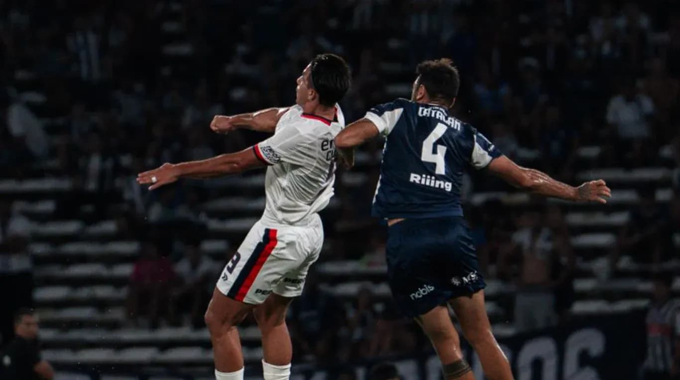 Jugadores compitiendo por el balón en el partido