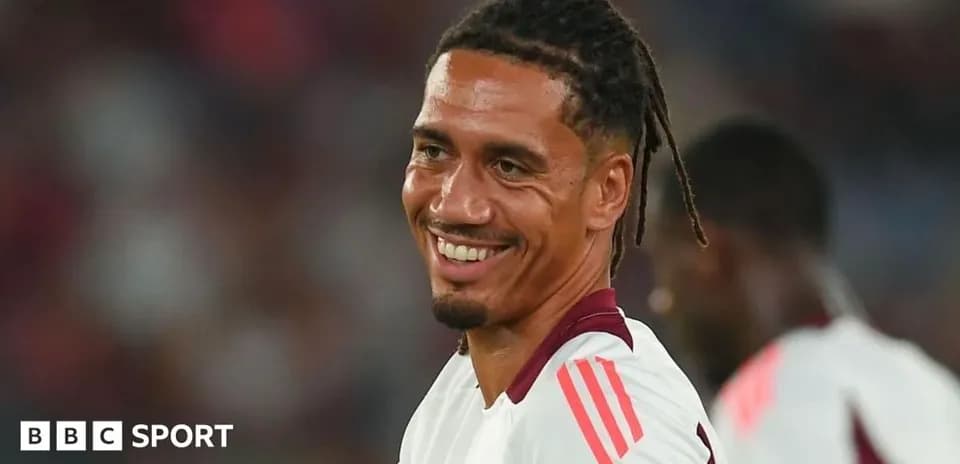 Jugador sonriendo durante un partido de fútbol